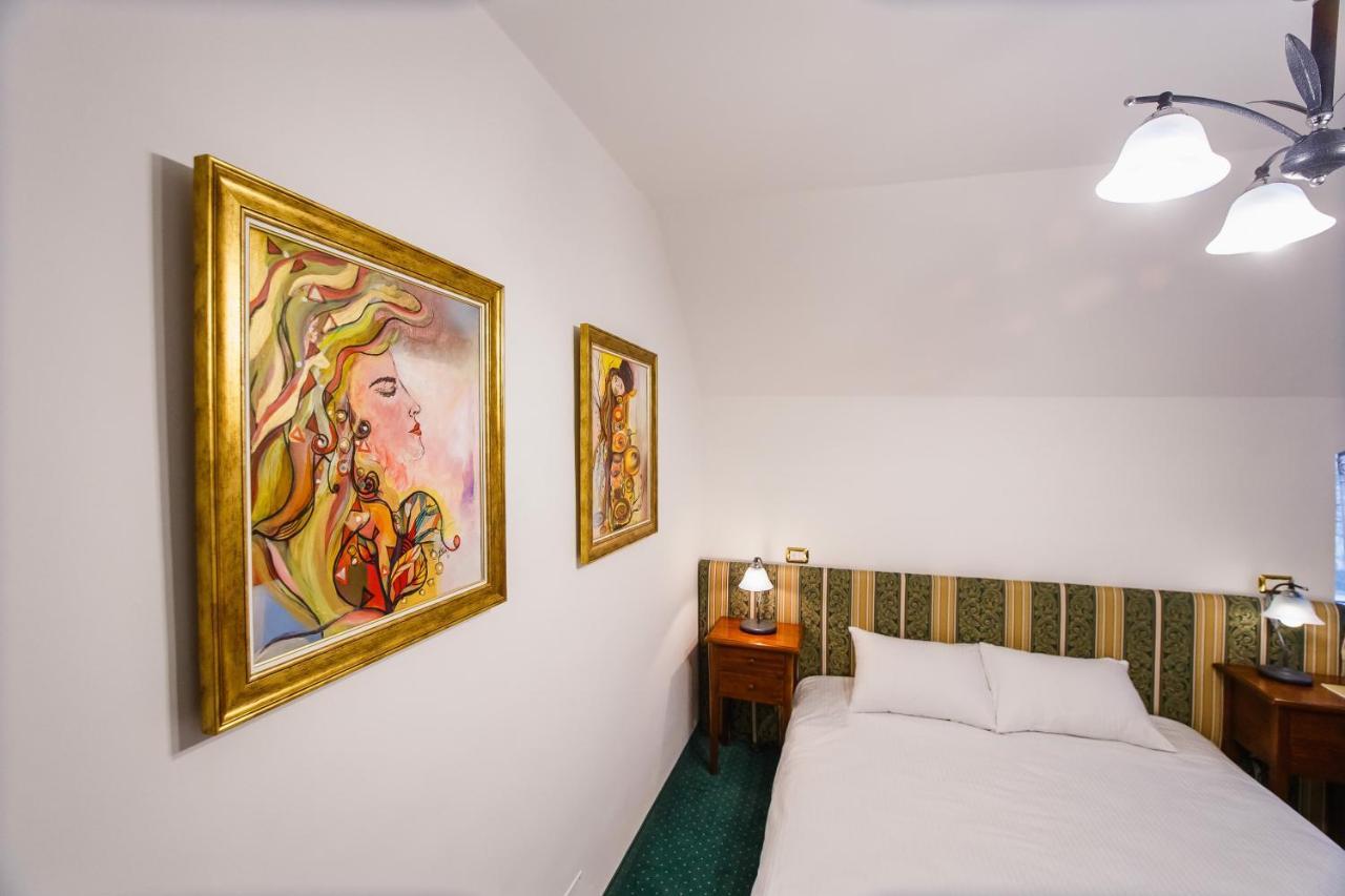 Casa 3 Guesthouse Oradea Exterior photo